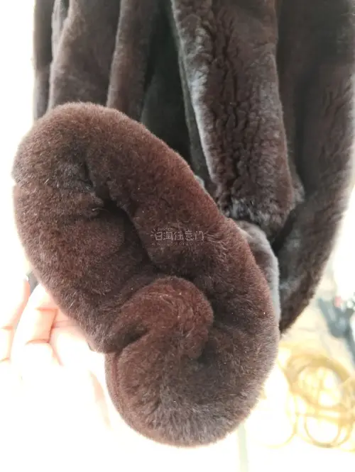 中古貂收到很满意✨
毛质浓密顺滑，无异味，品相很好。日系复古版型，拆掉垫肩上身慵懒松弛，不挑搭配，冬天保暖氛围感拉满，性价比很不错！
