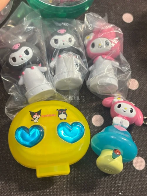入了一套98年的扭蛋还有最喜欢的坐蘑菇小美！非常可爱都是拍卖拍到的！挖煤姬积分可以抵扣运费实在是太合适了！没事多看看拍卖有很多好物！