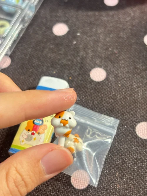 入了一套98年的扭蛋还有最喜欢的坐蘑菇小美！非常可爱都是拍卖拍到的！挖煤姬积分可以抵扣运费实在是太合适了！没事多看看拍卖有很多好物！