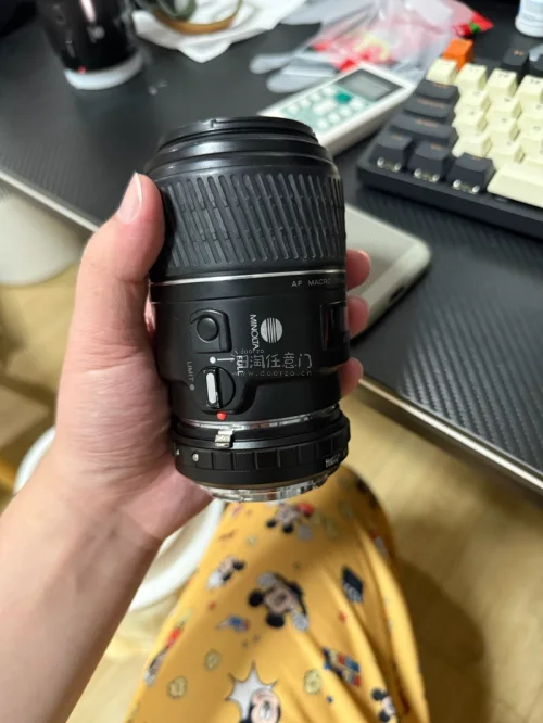 minolta af 100mm f2.8，据说这是当年被西平英生评为光学画质满分的8只定焦镜头之一。能微距能人像，“五百块打三千的仗”虽然微距的对焦行程比较长，但是打开对焦限位开关后，依旧可以当作一颗人像镜来使用，100mm拥有2.8的光圈虚化还是非常可观的