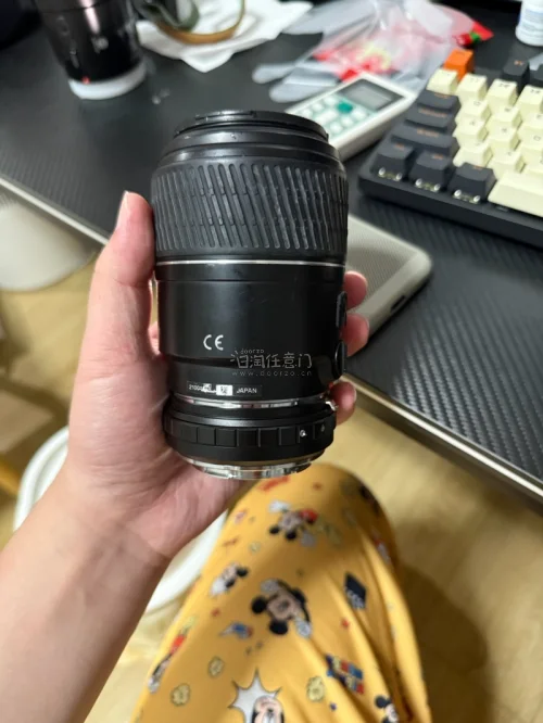 minolta af 100mm f2.8，据说这是当年被西平英生评为光学画质满分的8只定焦镜头之一。能微距能人像，“五百块打三千的仗”虽然微距的对焦行程比较长，但是打开对焦限位开关后，依旧可以当作一颗人像镜来使用，100mm拥有2.8的光圈虚化还是非常可观的