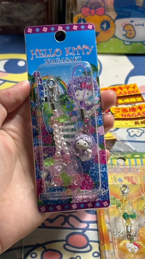 终于淘到多款超喜欢的Hello Kitty地域限定中古挂件！长崎、爱知等地的限定款成色很不错，吊牌完整。挖煤姬的下单、集运流程很顺畅，客服响应及时，包装防护到位，收到实物和卖家描述基本一致，能轻松挖到这些稀缺的中古kitty周边，这次购物体验特别满意！