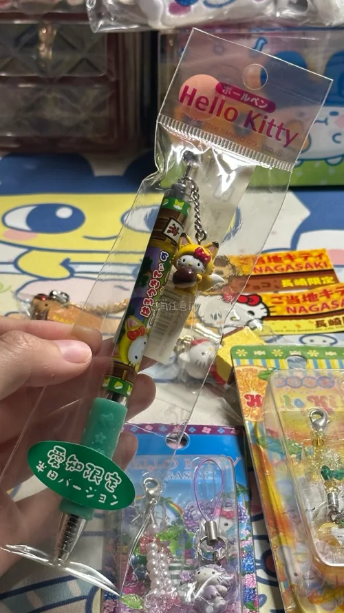 终于淘到多款超喜欢的Hello Kitty地域限定中古挂件！长崎、爱知等地的限定款成色很不错，吊牌完整。挖煤姬的下单、集运流程很顺畅，客服响应及时，包装防护到位，收到实物和卖家描述基本一致，能轻松挖到这些稀缺的中古kitty周边，这次购物体验特别满意！