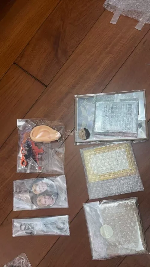 这次用挖煤姬海淘入手了超多哈利波特周边！有韦斯莱双子吧唧、尖叫耳钥匙扣、魔法镜子还有金属徽章，每一件品相都很棒。

我打算把双子吧唧放进展示框，魔法镜摆在书柜里当桌面装饰，尖叫耳挂在书包上做挂件。在挖煤姬上搜谷很方便，下单后走日淘任意门转运，打包特别用心，气泡膜裹得...