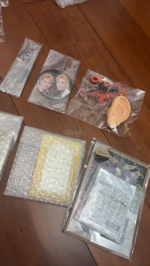这次用挖煤姬海淘入手了超多哈利波特周边！有韦斯莱双子吧唧、尖叫耳钥匙扣、魔法镜子还有金属徽章，每一件品相都很棒。

我打算把双子吧唧放进展示框，魔法镜摆在书柜里当桌面装饰，尖叫耳挂在书包上做挂件。在挖煤姬上搜谷很方便，下单后走日淘任意门转运，打包特别用心，气泡膜裹得...