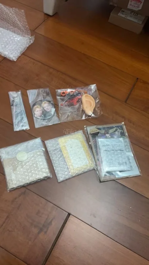 这次用挖煤姬海淘入手了超多哈利波特周边！有韦斯莱双子吧唧、尖叫耳钥匙扣、魔法镜子还有金属徽章，每一件品相都很棒。

我打算把双子吧唧放进展示框，魔法镜摆在书柜里当桌面装饰，尖叫耳挂在书包上做挂件。在挖煤姬上搜谷很方便，下单后走日淘任意门转运，打包特别用心，气泡膜裹得...
