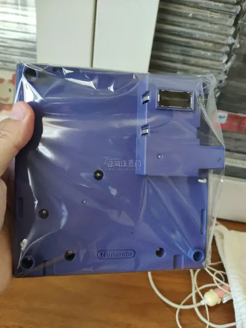 这单收了一个任天堂ngc专用玩gba的底座，这玩意这几年涨价很多，以前国内很便宜的。然后收到了gba版的实况足球2002，虽然是掌机版本，但是做的非常不错。当年玩了很久很久。ps版的快车事件是为了洗一下成色！本单用的ems ！