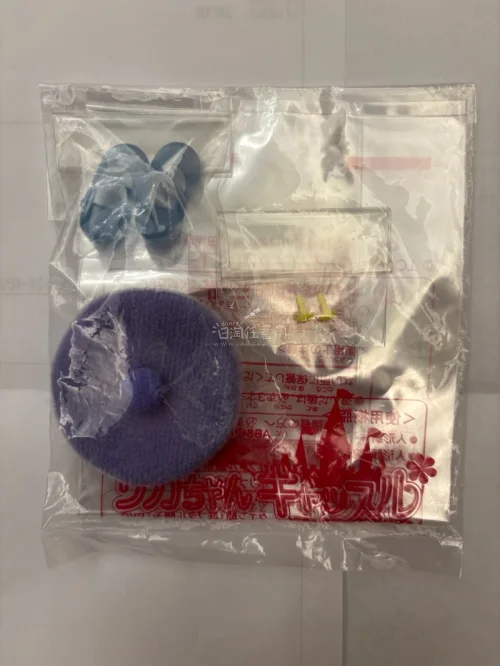 这次买到了比较少见licca高校系列，和人形教室的小配件。商品状态不错，描述真实，包装也很扎实。选了EMS快递，速度很快，点赞！