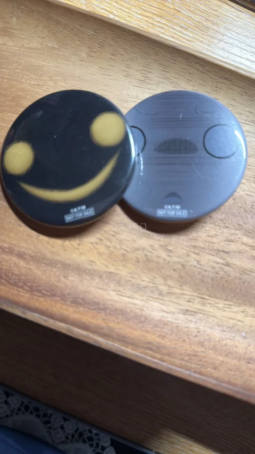 包裹包装严实，周边保护得很好，拆开没有瑕疵。图案印刷精致，色彩饱满，细节处理到位。客服回复及时，发货迅速，物流全程可追踪。整体购物体验很好，能顺利收到喜欢的角色周边真的很开心，会继续回购！
