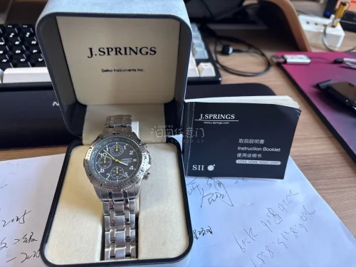 挖煤姬新收获｜精工J.SPRINGS飞行员计时表?
SII精工仪器旗下支线，三眼石英计时，100米防水，带原装盒。
煤炉中古淘的，飞行员表盘黄针点缀，夜光可读，钢带质感扎实。
石英省心不用养，日常通勤戴刚刚好。
中古海淘手表重点：确认计时功能+有无进水，带盒品相加分...