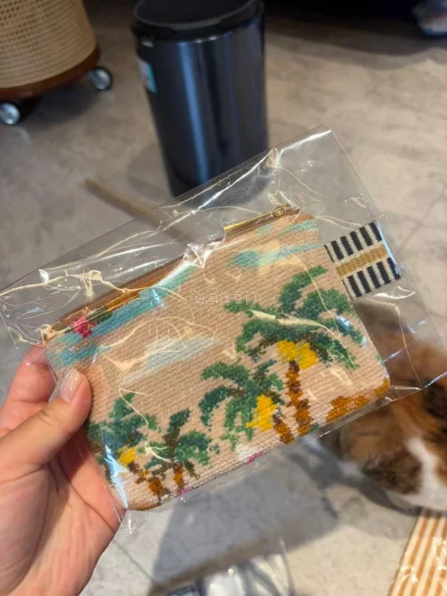 非常好的购物体验，不用翻译软件就能无痛切煤！这次买的都是小众手作物品，pot and tea的手工布包和feiler的小包，东西很新，价格也划算
