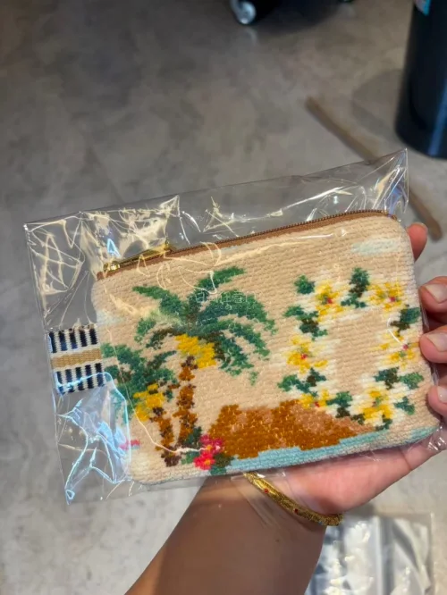 非常好的购物体验，不用翻译软件就能无痛切煤！这次买的都是小众手作物品，pot and tea的手工布包和feiler的小包，东西很新，价格也划算
