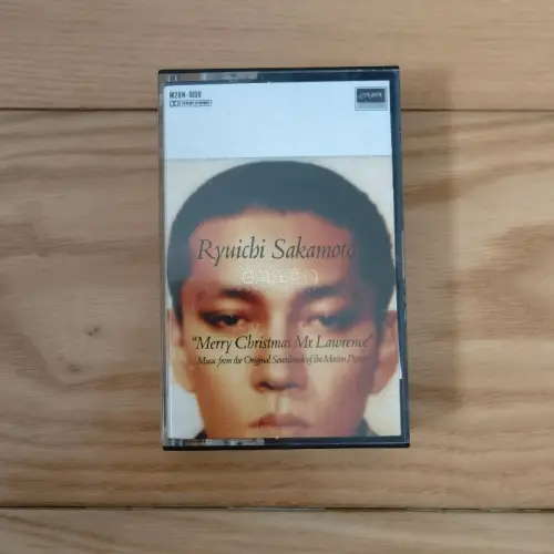 这次我入手的是《棒球英豪 Touch》主题曲套装 8CDset，还有坂本龙一《战场上的快乐圣诞》（Merry Christmas Mr. Lawrence）电影原声首版磁带。
这两张藏品都非常珍贵，把磁带放进卡座，声音
缓缓流淌出来。
这次走的是航空线路，合单审核都...