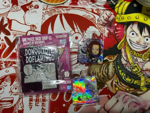 这次在挖煤姬入手海贼王周边体验很不错，卖家打包细心，物品保护得很好。香克斯闪卡镭射效果超好看，色彩绚丽，多弗朗明哥的亚克力立牌包装完整，没有划痕。物流全程可追踪，时效稳定。美中不足是等待运输的时间偏久，海淘整体还是很值得，能收到国内少见的谷子，很满意这次淘货！