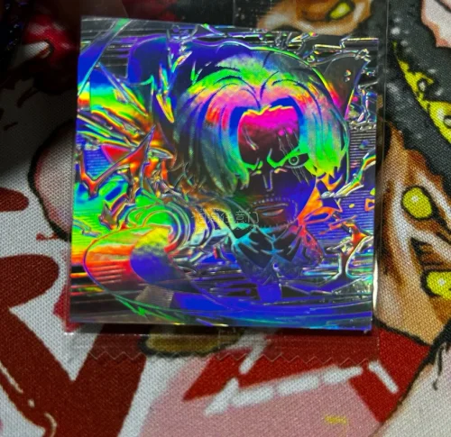 这次在挖煤姬入手海贼王周边体验很不错，卖家打包细心，物品保护得很好。香克斯闪卡镭射效果超好看，色彩绚丽，多弗朗明哥的亚克力立牌包装完整，没有划痕。物流全程可追踪，时效稳定。美中不足是等待运输的时间偏久，海淘整体还是很值得，能收到国内少见的谷子，很满意这次淘货！