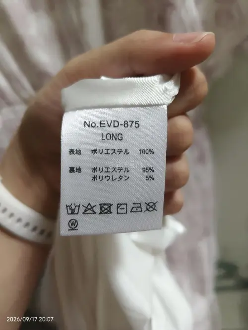 这条长裙真的超出预期！浅粉紫的水墨印花很温柔，木耳边立领+小飞袖设计，氛围感拉满。腰部松紧收腰，很藏小肚子，蛋糕裙摆飘逸轻盈。面料轻薄透气，夏天穿不会闷。做工走线整齐，上身优雅，约会或者出游穿都很合适，是一件很有仙气的连衣裙，很满意这次购物✨