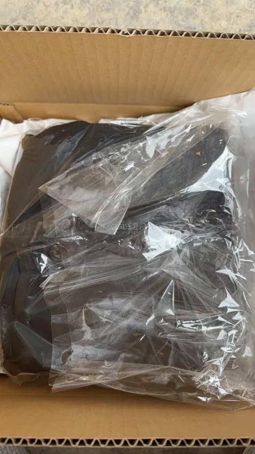这件If Six Was Nine西装我真的等了好久，版型线条特别优美。当年视觉系大火的时候，它和姐妹品牌LGB热度拉满，中古行情一路被炒高，基本上遇不到要么别人都不会出要么就是价格非常高。这次在煤炉刷到想都没有想立马拿下，用挖煤姬转运，日淘任意门打包细心，很好护住...