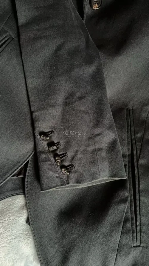 这件If Six Was Nine西装我真的等了好久，版型线条特别优美。当年视觉系大火的时候，它和姐妹品牌LGB热度拉满，中古行情一路被炒高，基本上遇不到要么别人都不会出要么就是价格非常高。这次在煤炉刷到想都没有想立马拿下，用挖煤姬转运，日淘任意门打包细心，很好护住...