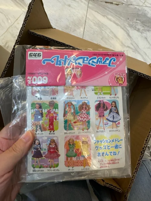 赶在中秋节之前收到真是超级开心！本次第一次在挖煤姬上买了娃衣书，四角尖尖包装的很好还有泡沫完全没有压坏！这次选了一件Licca人形教室的背心娃衣款式简单很田园是棉材质的，另一件是Licca中古娃衣红色格子很元气，卖家保存的非常好状态很新非常好！