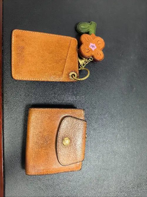 挖在挖煤姬淘到几只心心念念的日系植鞣皮具，genten托特包和IL BISONTE小野牛钱包质感真的惊艳。原生植鞣牛皮经过岁月沉淀养出温润的焦糖蜜色，皮面带着自然的使用痕迹，每一处纹理都是独一份的印记。中古物件自带复古氛围感，搭配可爱的皮质挂件，复古感直接拉满。虽然...