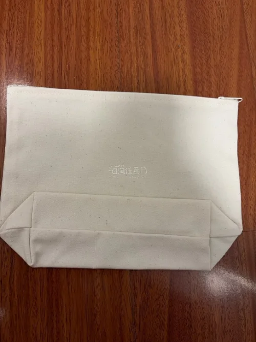 超级大容量的饺子包！是这个ip目前最大的饺子包！大小感觉可以装短期旅行的内衣物！容量真的很大！目前也已经绝版了！很开心能买上！