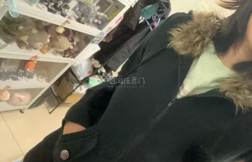 这次日淘的几件单品都超满意！骷髅外套做工优良，骷髅logo精致又复古，口袋容量也很
实用。蓝花印花t恤非常显瘦，面料亲肤透
气，日常搭配超有氛围感。物流速度快，包装严实
无破损，客服也很耐心，整体购物体验满分，已经
列入回购清单啦！