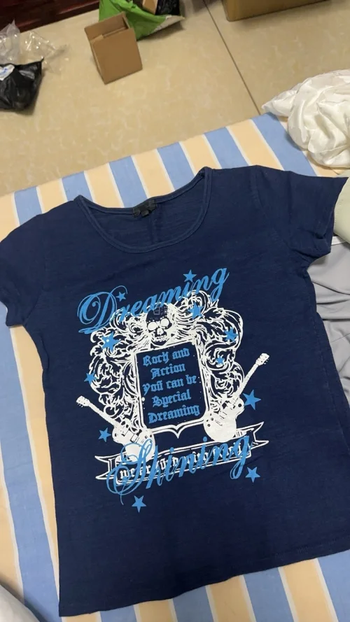 这次日淘的几件单品都超满意！骷髅外套做工优良，骷髅logo精致又复古，口袋容量也很
实用。蓝花印花t恤非常显瘦，面料亲肤透
气，日常搭配超有氛围感。物流速度快，包装严实
无破损，客服也很耐心，整体购物体验满分，已经
列入回购清单啦！