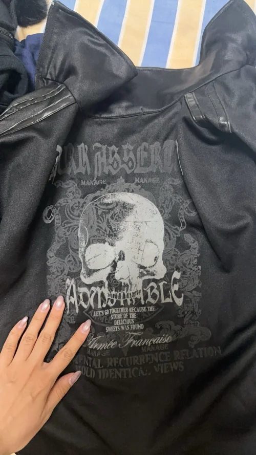 这次日淘的几件单品都超满意！骷髅外套做工优良，骷髅logo精致又复古，口袋容量也很
实用。蓝花印花t恤非常显瘦，面料亲肤透
气，日常搭配超有氛围感。物流速度快，包装严实
无破损，客服也很耐心，整体购物体验满分，已经
列入回购清单啦！