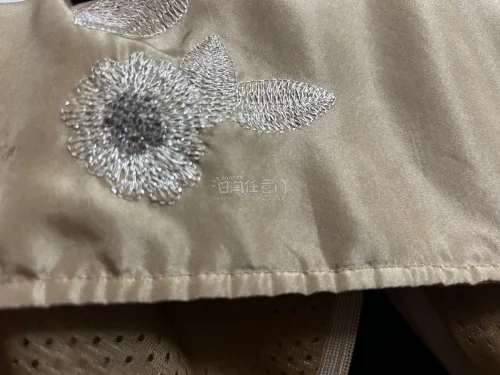 从图片中就可以看出来，这件绿色衣服不错。挖煤姬是一家专注于海淘的平台，上面有很多的商品可以供自行选择他家的售后服务以及物流速度都特别的有保障，客服回复消息也非常快，打包商品也非常的仔细