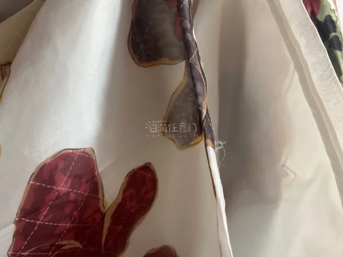 从图片中就可以发现这衣服的版型还是非常可以的，挖煤姬是一家专业的海淘软件，它有很多的物流路线可以供我们选择非常的靠谱。搭配起来也非常的得心应手。满意的一次购物