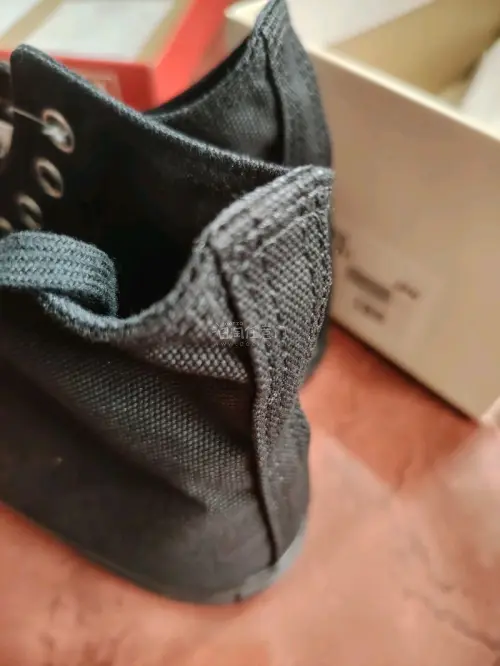 超级帅的一双鞋，通体都是黑色给人一种很cool的感觉，黑色也十分的百搭适合各种造型和衣服，价格很合适超级喜欢