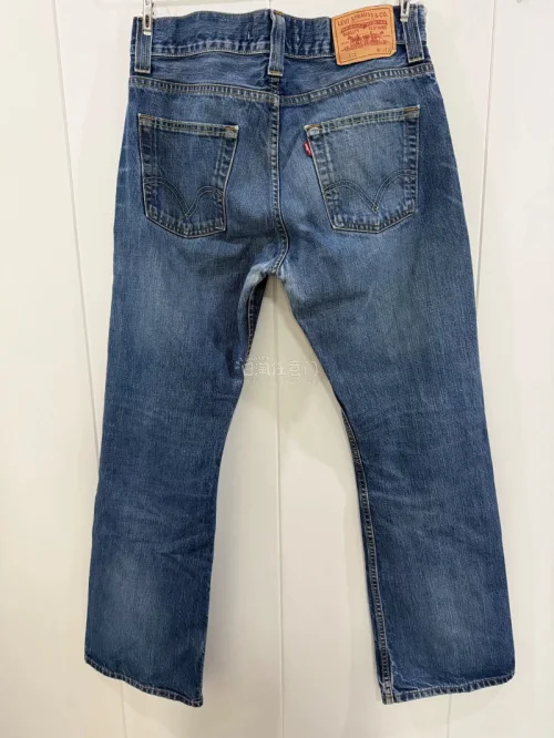 这条Levi's 512牛仔裤到手超出预期！版型利落好看，水洗做旧质感很到位，面料手感扎实。尺码标准，上身修饰腿型，微喇的裤型复古感拉满。卖家描述真实，成色不错，整体购物体验很棒，很满意这次入手。