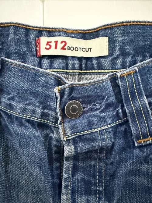 这条Levi's 512牛仔裤到手超出预期！版型利落好看，水洗做旧质感很到位，面料手感扎实。尺码标准，上身修饰腿型，微喇的裤型复古感拉满。卖家描述真实，成色不错，整体购物体验很棒，很满意这次入手。