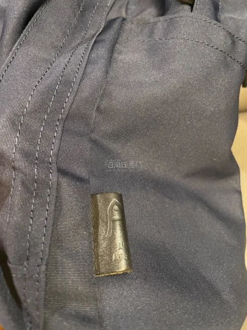 第一次尝试拍卖，没想到竞拍成功，再次拍到心仪品牌的双肩背包，整体体验非常满意。操作流程简单易懂，对新手很友好；使用优惠券后价格尚可。收货时发现包装严实，背包完好无损，物流信息全程可查，选的竹蜻蜓专线约半月到手，时效在可接受范围内。整体省心又靠谱，有机会还会回购，希望...