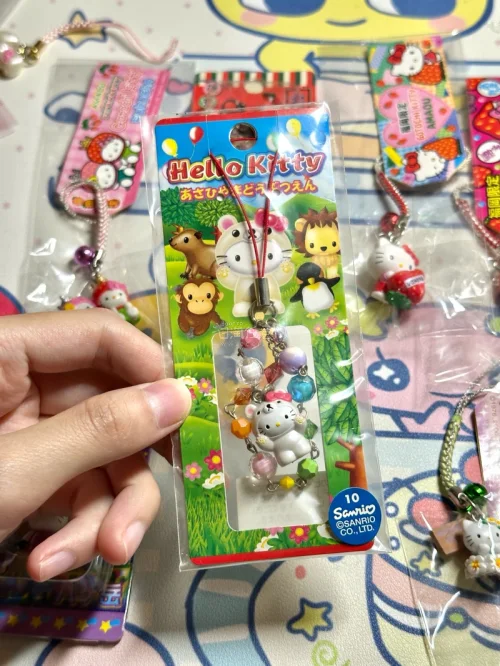 这次在挖煤姬入手了多款Hello Kitty地域限定中古挂饰！每款的设计都很有地方特色，原包装都保留下来，成色很不错。平台海淘操作很省心，打包防护到位，运输过程里商品完好无损。蹲中古三丽鸥好物选这里很合适，挖到喜欢的小物件幸福感满满✨