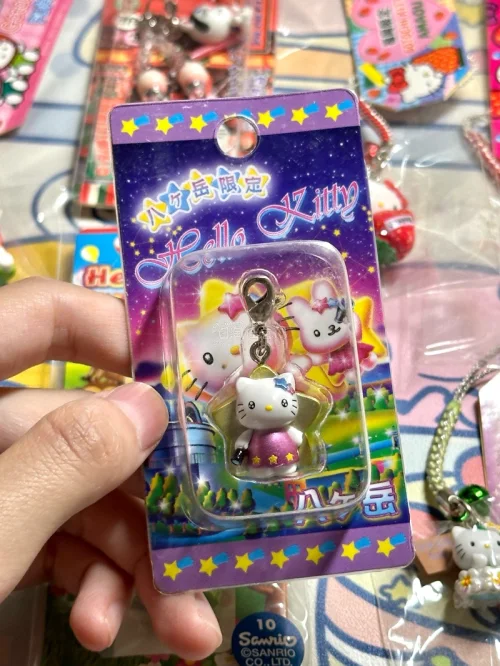 这次在挖煤姬入手了多款Hello Kitty地域限定中古挂饰！每款的设计都很有地方特色，原包装都保留下来，成色很不错。平台海淘操作很省心，打包防护到位，运输过程里商品完好无损。蹲中古三丽鸥好物选这里很合适，挖到喜欢的小物件幸福感满满✨