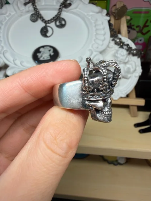 在挖煤姬搞到了成色非常顶做工超棒的戴维斯戒指！超级酷还带原盒收到以后非常满意！推荐姐妹们来挖煤姬海淘好物～～