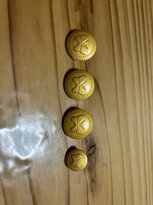 等了一周多终于收到货，包装特别严实，里三层外三层裹得妥妥的，商品完好无损。打开一看，和生产日期新鲜的日本本土版一模一样，扫码验过是正品，跟专柜买的一点没差，价格还便宜了不少！

做工细节没得挑，质感非常好，一看就是日本原装品质。客服下单时还细心提醒了清关注意事项，全...