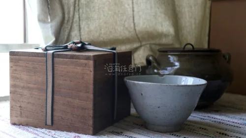 非常漂亮的一只李朝白瓷茶碗，清凉的釉色与抹茶十分搭配，同时碗身上留存下来长时间使用的痕迹，具有厚重的历史感