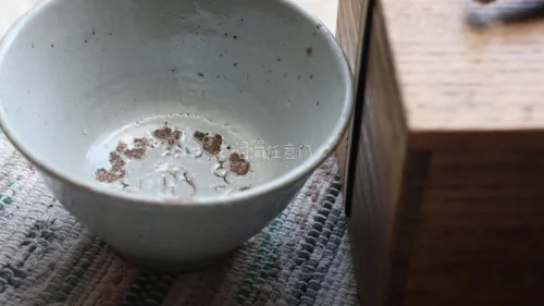 非常漂亮的一只李朝白瓷茶碗，清凉的釉色与抹茶十分搭配，同时碗身上留存下来长时间使用的痕迹，具有厚重的历史感