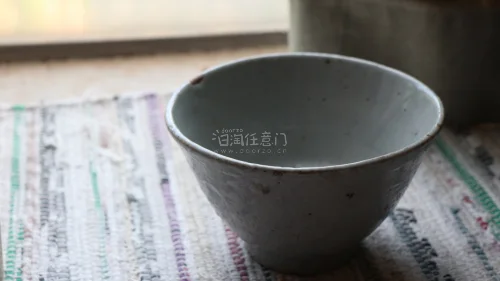 非常漂亮的一只李朝白瓷茶碗，清凉的釉色与抹茶十分搭配，同时碗身上留存下来长时间使用的痕迹，具有厚重的历史感