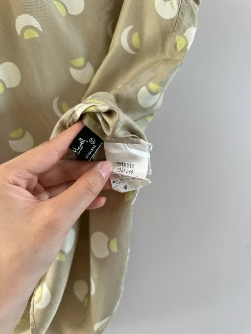 商品顺利收到！实物和照片没有差别，这件小背心的图案温柔复古，面料垂感很好，没有明显污渍破损。卖家打包仔细，发货速度快，沟通顺畅，很愉快的一次交易，推荐！