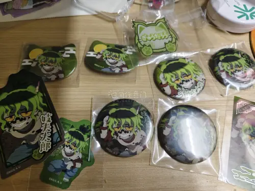 在通贩之前切的，终于拿到了，摆在一起好赏心悦目呀，一直都在用挖煤姬也没踩雷什么的，好开心，以后还会继续用挖煤姬搜寻更多好价的