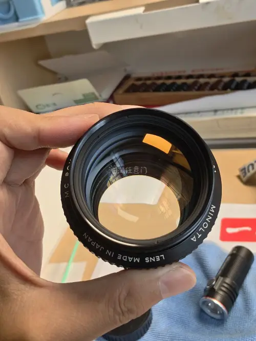 传说中的美能达鹰眼58 1.2终于到手了！蹲了几个月终于买到了成色还可以的，毕竟是老镜头，同一个镜头挂其他网站4000多，挖煤姬上2600多到手加运费税大概3200 从购买到收到一周多 真不错！