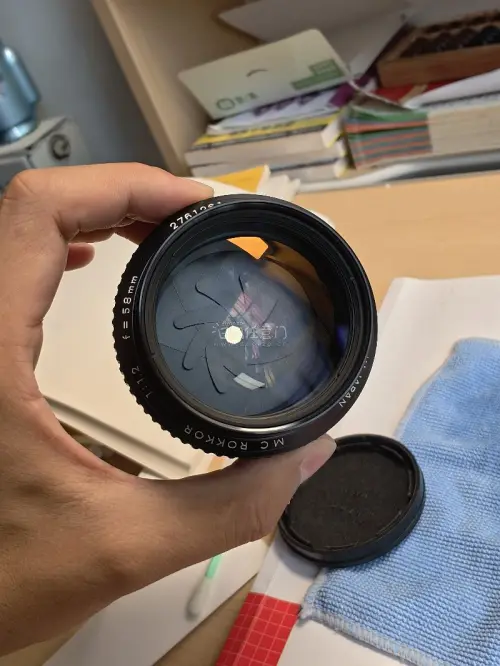 传说中的美能达鹰眼58 1.2终于到手了！蹲了几个月终于买到了成色还可以的，毕竟是老镜头，同一个镜头挂其他网站4000多，挖煤姬上2600多到手加运费税大概3200 从购买到收到一周多 真不错！