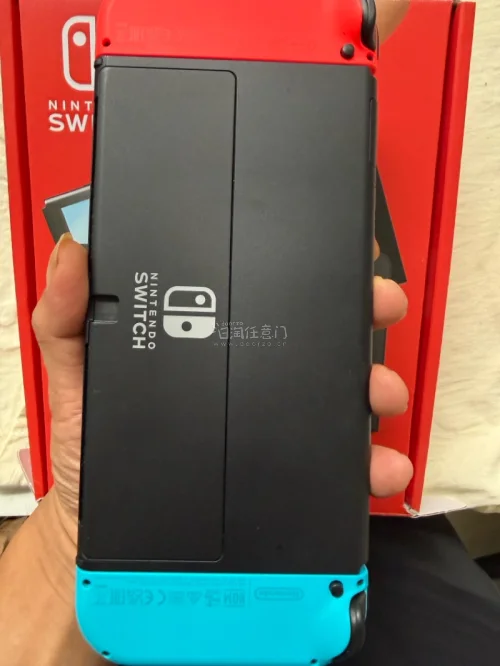一台带256G内存卡的Switch oled版到手了。性价比直接拉满，比某鱼上好太多，而且不用担心有假货，挖煤姬打包严实不远千里到手完好无损。真是游戏玩家福音。
