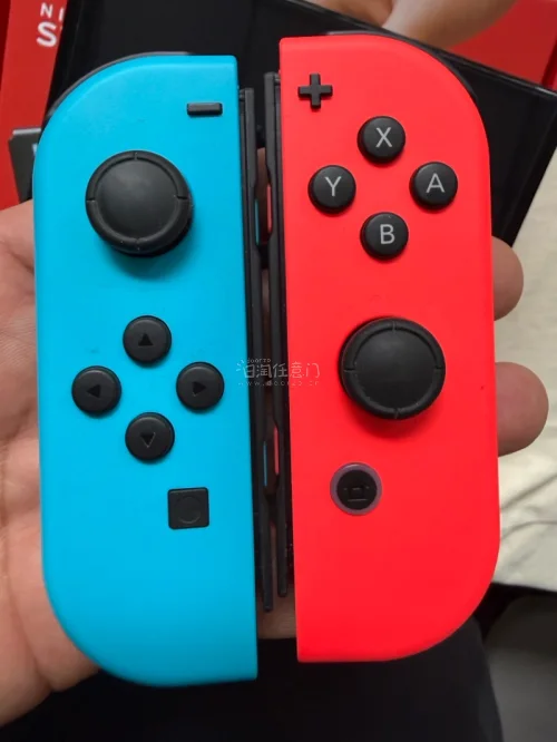 一台带256G内存卡的Switch oled版到手了。性价比直接拉满，比某鱼上好太多，而且不用担心有假货，挖煤姬打包严实不远千里到手完好无损。真是游戏玩家福音。