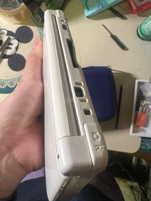 这应该是我海淘到现在成色最好的一台新大三 屏幕白 成色新 基本没有磨损和使用痕迹 还送了套子 机器新的不像话 不可思议 太满意了