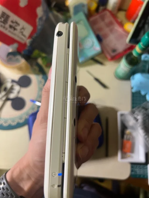 这应该是我海淘到现在成色最好的一台新大三 屏幕白 成色新 基本没有磨损和使用痕迹 还送了套子 机器新的不像话 不可思议 太满意了