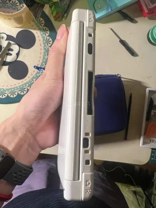 这应该是我海淘到现在成色最好的一台新大三 屏幕白 成色新 基本没有磨损和使用痕迹 还送了套子 机器新的不像话 不可思议 太满意了